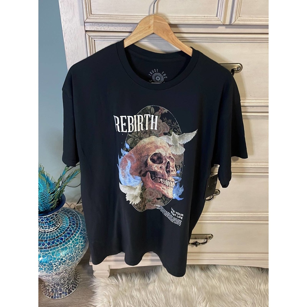 Men’s new with tags trust the universe graphic Skull T-shirt, XL